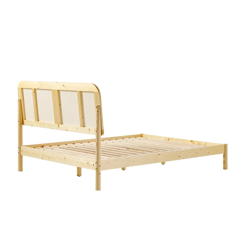 Postel s rámem a boho zakřiveným ratanovým čelem