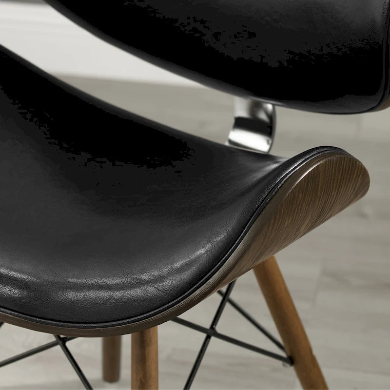 Fauteuil d’appoint de style mi-siècle en similicuir noir avec pieds en bois évasés