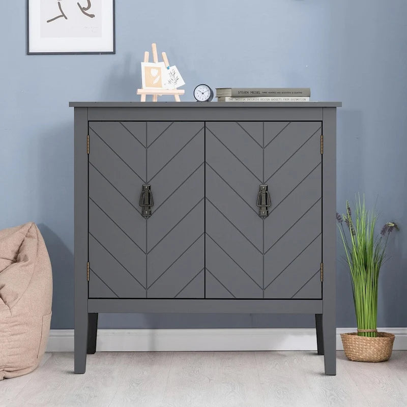 Modern-eleganter Holzschrank mit metallenen Griffen in Antikmessingoptik