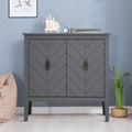 Modern-eleganter Holzschrank mit metallenen Griffen in Antikmessingoptik