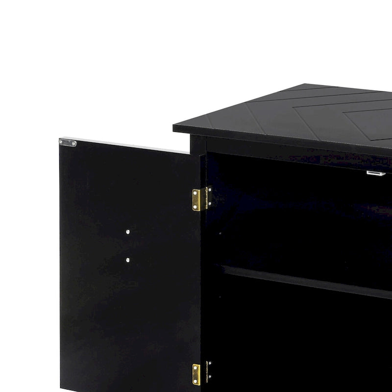 Modern-eleganter Holzschrank mit metallenen Griffen in Antikmessingoptik