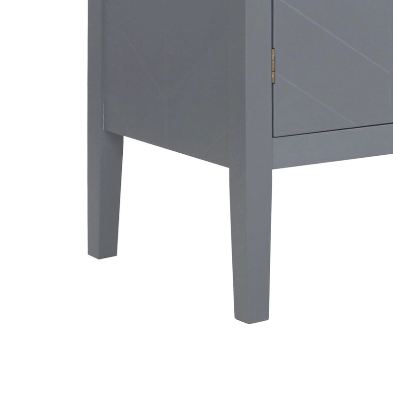 Modern-eleganter Holzschrank mit metallenen Griffen in Antikmessingoptik