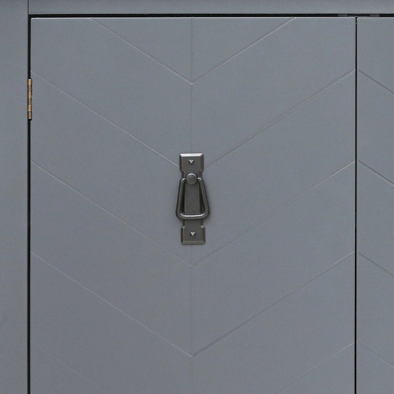 Modern-eleganter Holzschrank mit metallenen Griffen in Antikmessingoptik