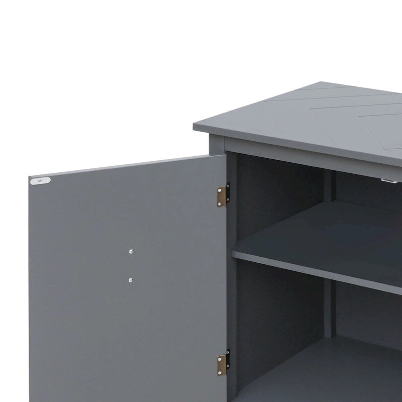 Modern-eleganter Holzschrank mit metallenen Griffen in Antikmessingoptik